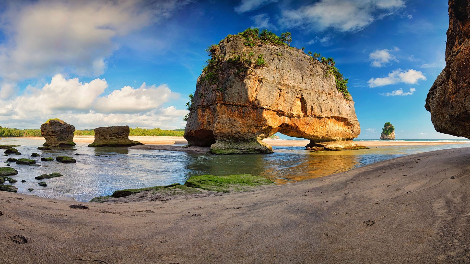 Watu Maladong Beach