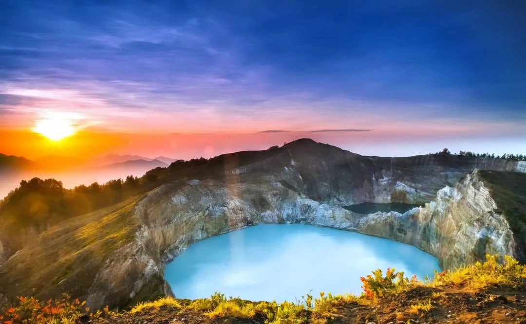 Kalimutu's three-colored lakes