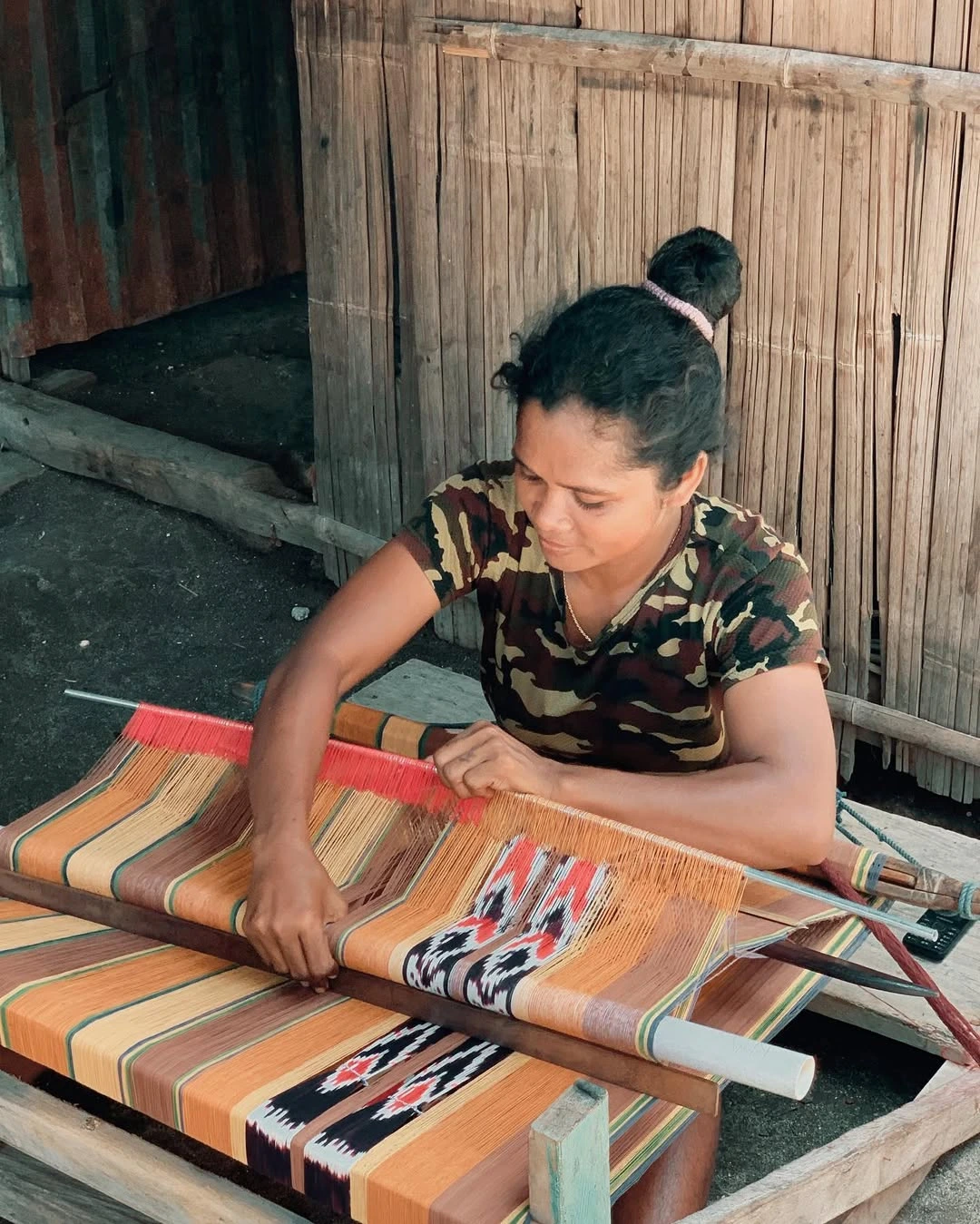 steps to make ikat weaving Alor Island